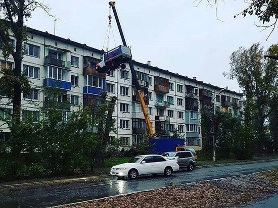 Иван Ургант высмеял жителя Бийска, поднявшего грузовик на 5 этаж