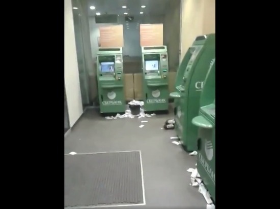 В Оренбуржье Сбербанк объяснил почему бездомные ночуют у банкоматов