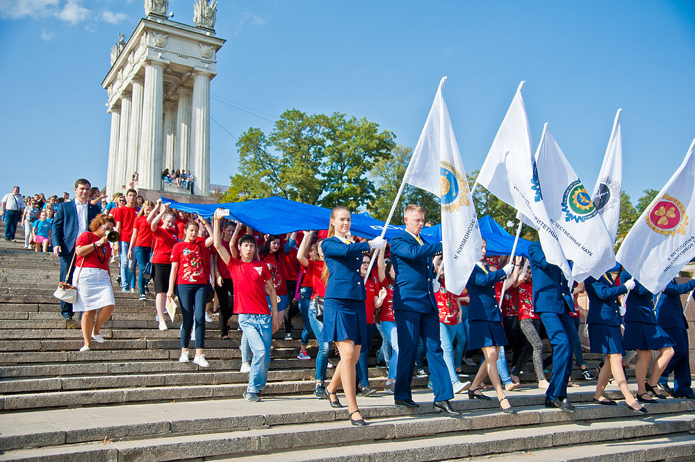 Знамена студентов. Парад студенчества Волгоград. Парад студенчество шествие. Студенты с флагами.