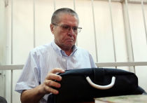 Обвиняемые во взяточничестве экс-министр экономического развития Алексей Улюкаев во время «оперативного эксперимента» в здании «Роснефти», который продлился до глубокой ночи, мог спокойно «уехать в министерство», если бы хотел
