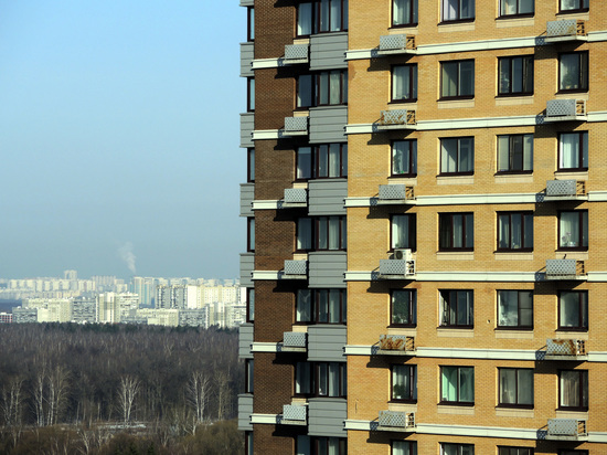 На юго-востоке Москвы ребенок выпал с пятого этажа и чудом остался жив