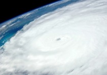 Американское аэрокосмическое агентство NASA представило видео, на котором можно наблюдать формирование и стремительное увеличение мощности урагана «Мария», уже обрушившегося на некоторые острова Карибского бассейна и продолжающий своё движение