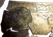 Минувшим летом при раскопках на Биржевой площади археологом удалось обнаружить фрагменты древнего бронзового сосуда, на котором можно было прочесть стихи на фарси