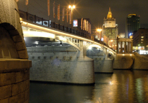 Молодого человека, упавшего с Бородинского моста в Москву-реку 19 сентября, спас экипаж прогулочного теплохода «Феличита» (в переводе c итальянского — «счастье»)