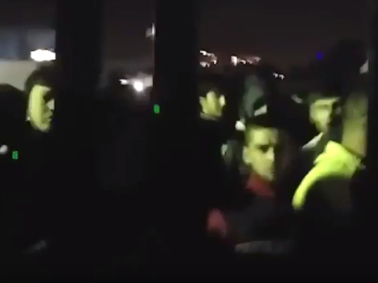 Мигранты устроили акцию после жестокого избиения своего земляка
