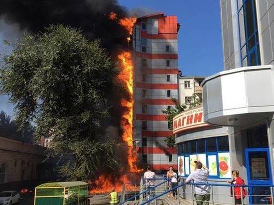 Крупный пожар в отеле «Торн Хаус» в центре Ростова-на-Дону тушат полсотни спасателей