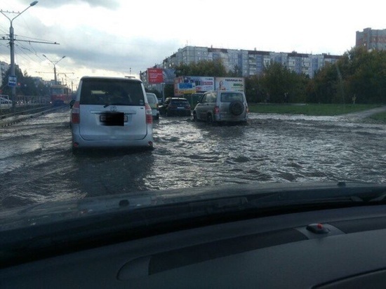 «После дождичка в четверг»: жители Барнаула жалуются на «потоп»