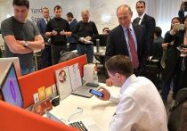 Президент России Владимир Путин, общаясь с разработчиками компании "Яндекс", узнал, что голосовой помощник "Алиса", как и человек, способна испытывать депрессию
