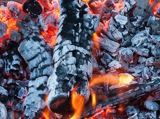 Одноразовое приспособление изготовлено из древесного материала и может гореть