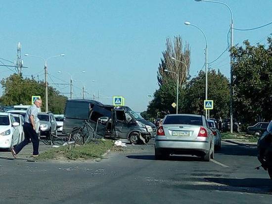 В Ростове столкнулись иномарка и микроавтобус: пострадали оба водителя