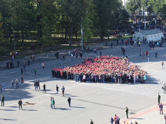 В площади Ленина состоялся молодежный флешмоб "Сердце Смоленщины"