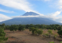 Из-за повышенной активности вулкана Агунг и возможности извержения на Бали уже эвакуировано более 42 тысяч человек, а вокруг вулкана установлена 12-километровая запретная зона