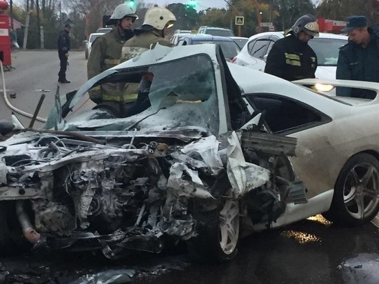 Два водителя пострадали в жесткой «лобовой» аварии в Барнауле