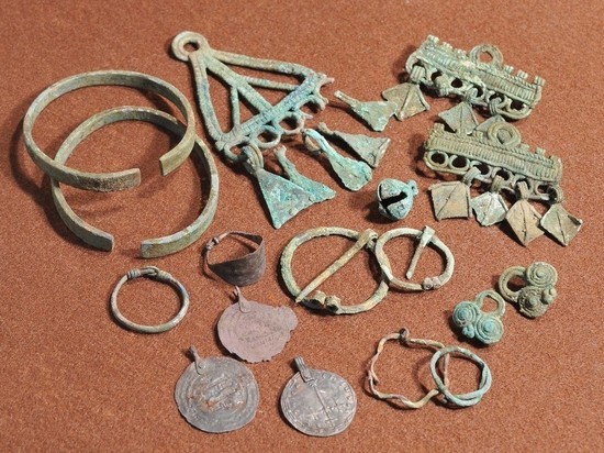 Специалистов удивила византийская монета на ожерелье погребенной
