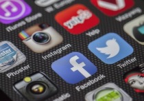 Глава Роскомнадзора Александр Жаров пообещал заблокировать американскую социальную сеть Facebook в России в 2018 году, если она откажется  выполнять закон о локализации персональных данных