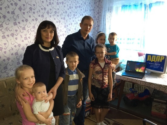 Многодетной семье в Оренбурге подарили ноутбук