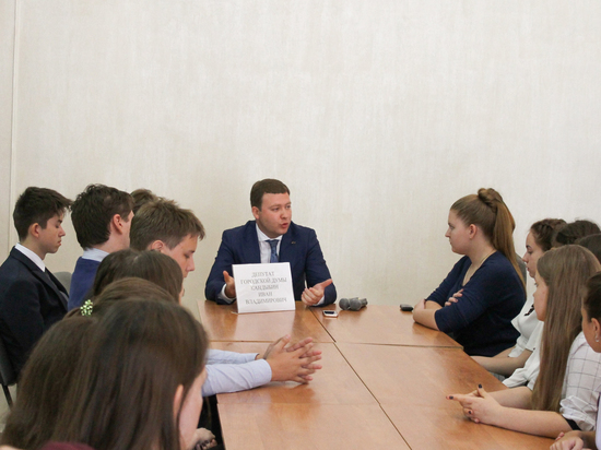Депутат Воронежской гордумы Иван Кандыбин провел открытый урок с будущими выпускниками