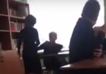 Не успел утихнуть скандал вокруг петербургской учительницы, которая написала на лбу шариковой ручкой у второклассника слово «дурак», как  случилось новое ЧП