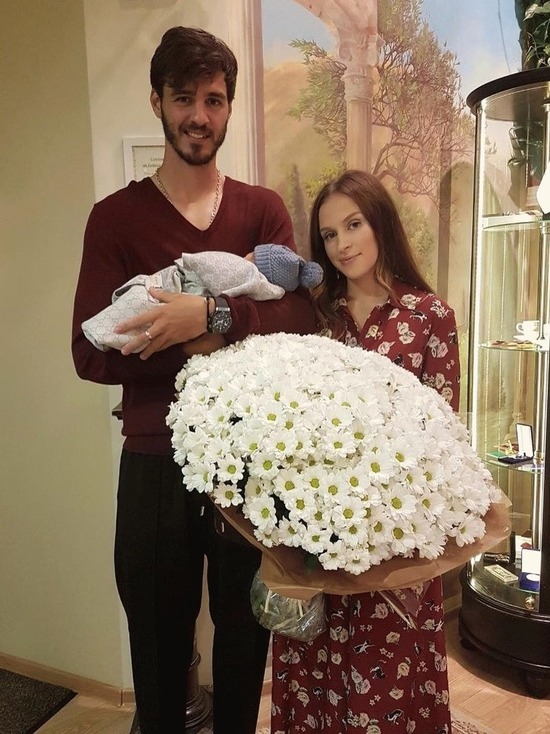 Полузащитник «Зенита» Александр Ерохин стал отцом впервые в жизни. Его жена Вероника родила ему сына.