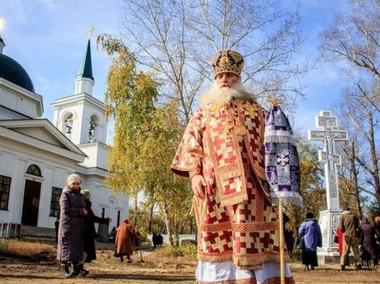 В Нагорном парке Барнаула поставили шестиметровый каменный крест