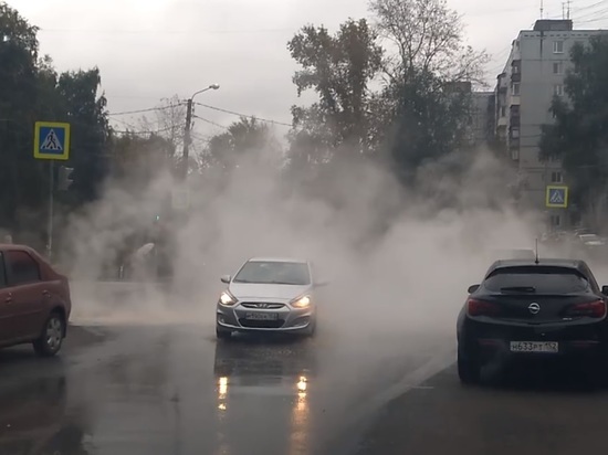 Трубопровод прорвало на улице Ковалихинской в Нижнем Новгороде