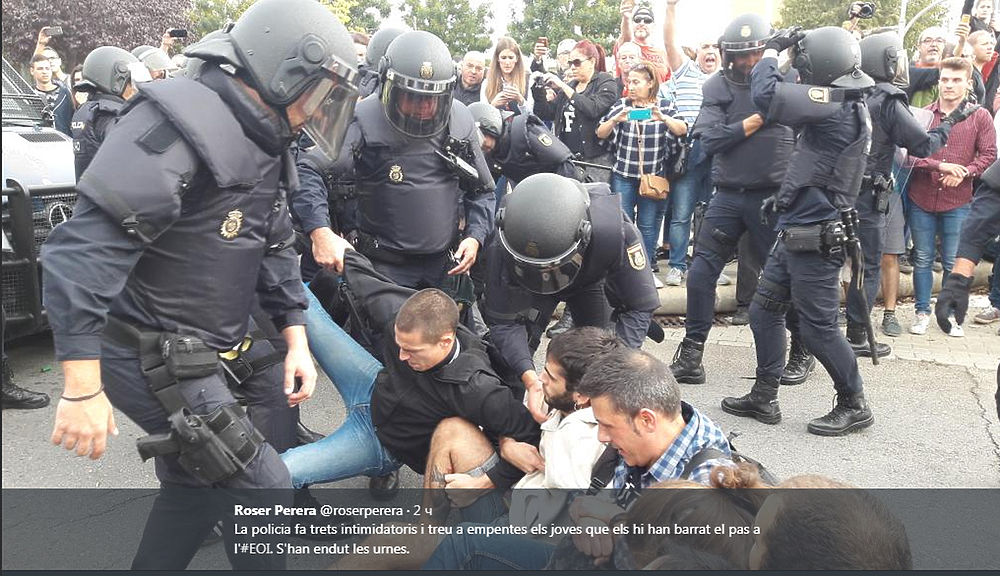 На каталонском референдуме пролилась кровь: массовые столкновения с полицией