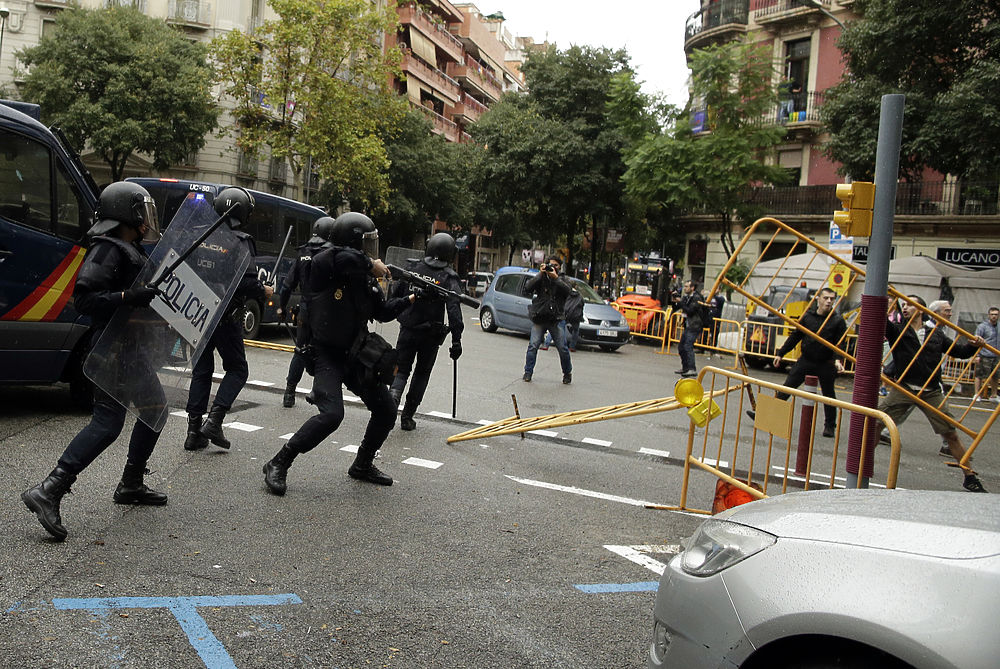 На каталонском референдуме пролилась кровь: массовые столкновения с полицией