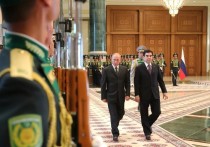 Визит Владимира Путина в Туркменистан напомнил советское телевидение 80-х годов: дружеские объятия, долгие продолжительные аплодисменты, торжественный ужин, продолжавшийся вдвое дольше, чем сами переговоры