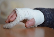 Прошлой зимой пожилая петербурженка получила перелом руки, поскользнувшись у подъезда дома в Петроградском районе
