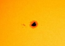 На сделанных вчера космических фотографиях, запечатлевших поверхность Солнца, можно наблюдать необычную структуру, напоминающую сердце