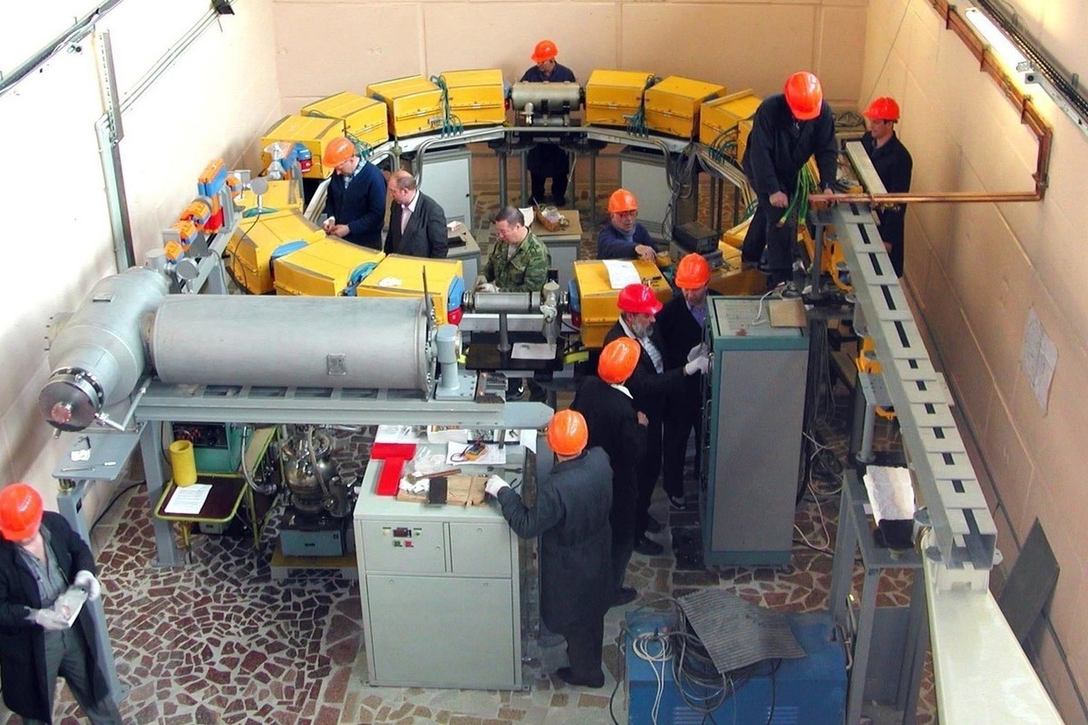 ускоритель твердых частиц. установить ускоритель. установить ускоритель. установить ускоритель. ускоритель частиц церн.