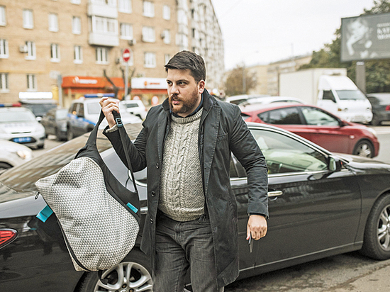 Суд отпустил его из-под ареста раньше срока, а затем политика доставили в ОВД