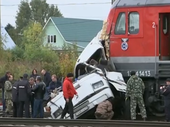Поезд Санкт-Петербург – Нижний Новгород врезался в автобус