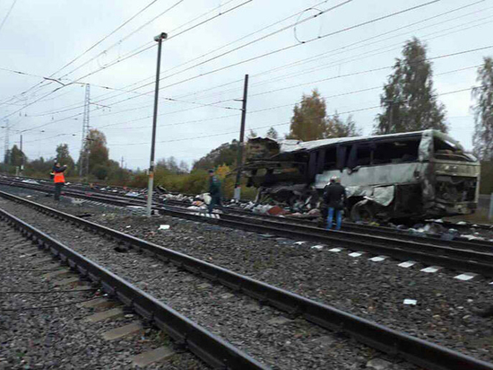 Автобус, в котором при столкновении с поездом погибли 16 человек, оказался на переезде, пытаясь объехать пост ДПС