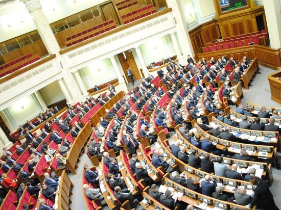 Украинский депутат зажег в Раде шашку, протестуя против закона о реинтеграции Донбасса Украинский депутат зажег в Раде шашку, протестуя против закона о реинтеграции Донбасса