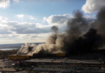 Сильнейший пожар разразился в воскресенье на крупном строительном рынке «Синдика», расположенном на 65-м километре внешней стороны МКАД, вблизи микрорайона Строгино