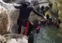 В Сети появилось видео, на котором кандидаты в губернаторы прыгают в воду с семиметровой скалы недалеко от Сочи