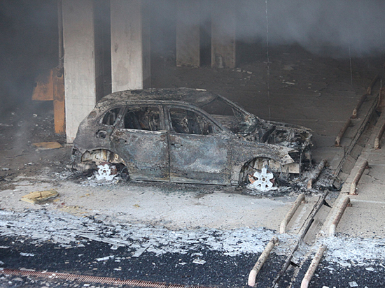 На парковке рынка огонь уничтожил машины, автовладельцы в растерянности