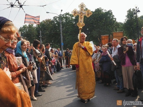 Петербургские власти объяснили, почему православные могут перекрывать Невский, а оппозиционеры нет