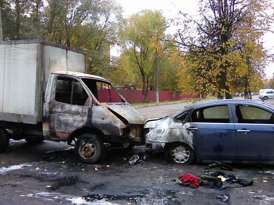 Две машины сгорели ночью на Ногинке в Серпухове