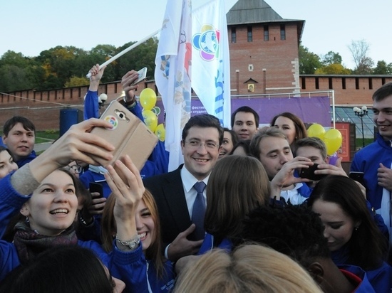 ВРИО губернатора Нижегородской области проводил молодежь в Сочи поцелуем