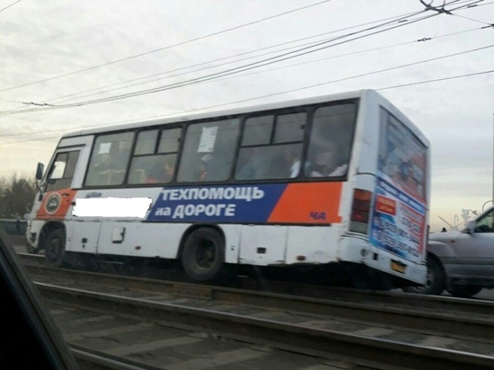 В Барнауле автобус застрял на трамвайных путях, появилась пробка