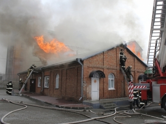 В Барнауле потушили пожар у Покровского кафедрального собора