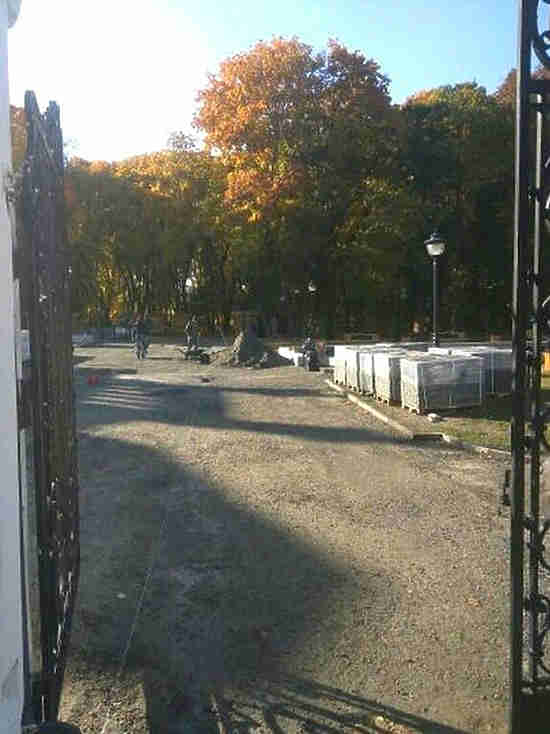 В парке усадьбы Асеевых в Тамбове наконец начали укладывать тротуарную плитку В парке усадьбы Асеевых в Тамбове наконец начали укладывать тротуарную плитку