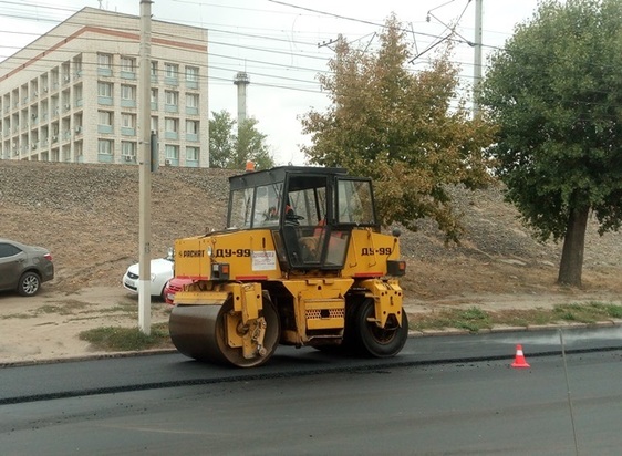 Волгоград замена. Укладка асфальта бригада. Жесть Волгограда дорожное полотно. Улица Глубокоовражная.