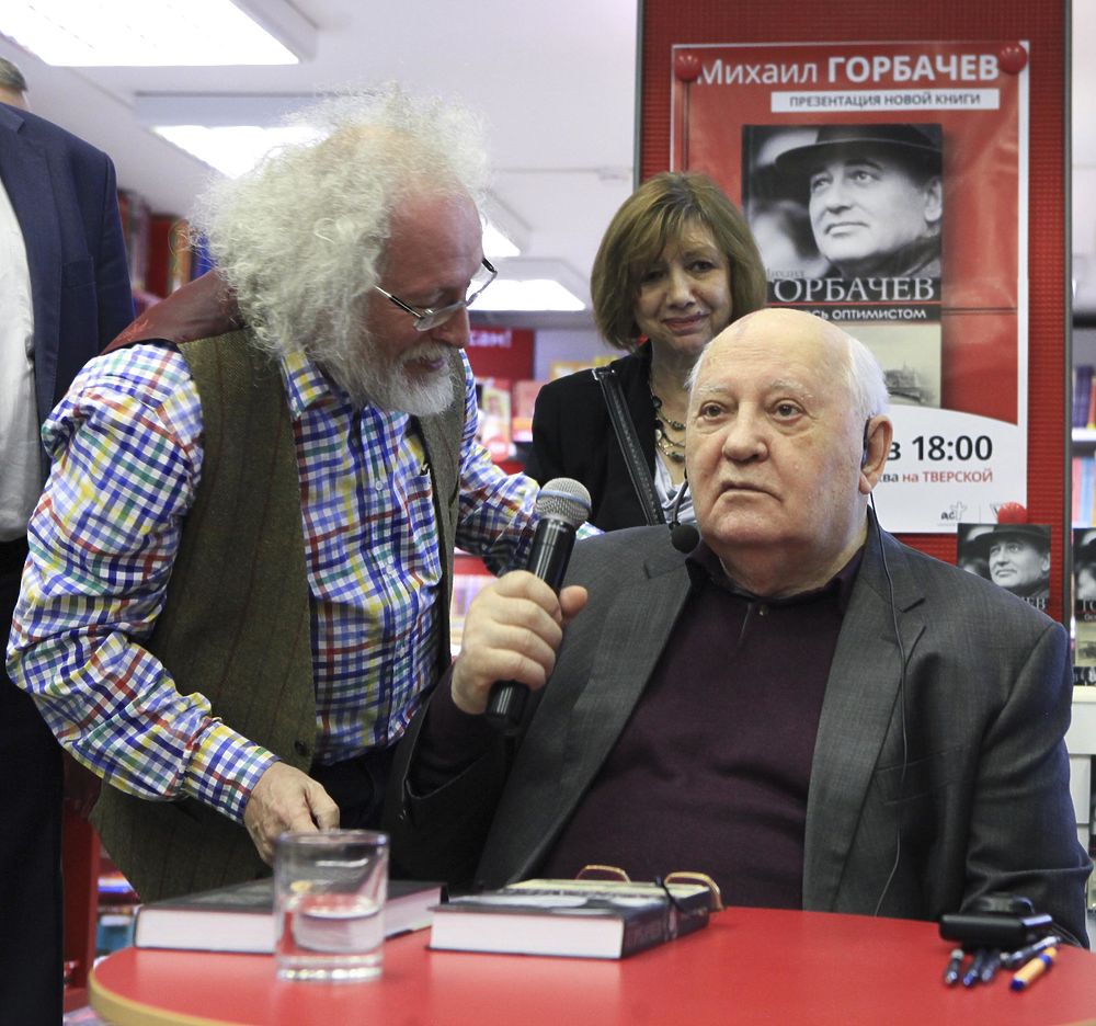 Михаил Горбачев презентовал книгу и раздал автографы