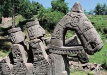 Работающая в Гималаях российско-индийская экспедиция под руководством члена-корреспондента РАН Натальи Полосьмак обнаружила в провинции Кашмир два ритуальных комплекса, на территории которых расположены каменные фигуры каменных всадников