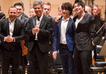 Вообще-то открытие сезона, доверенное Филадельфийскому симфоническому оркестру и его руководителю Яннику Неже-Сегану, посвящалось Леонарду Бернстайну: в 2018 году – его столетний юбилей
