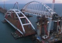 Как сообщает информационный центр "Крымский мост", строителям удалось поднять автодорожный арочный пролет на фарватерные опоры моста на необходимую по проекту высоту
