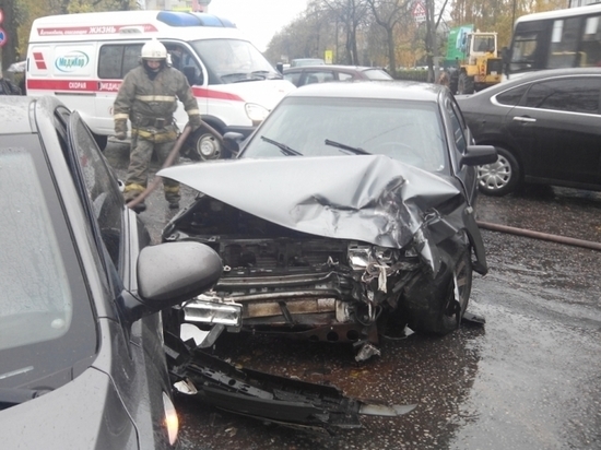 Крупная авария в центре Ярославля, столкнулись три автомобиля